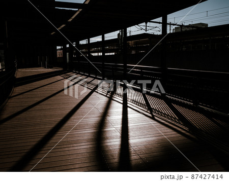 板でできたデッキに朝日の影がさす 87427414