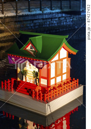 ライトアップされた「海に浮かぶ神社 金森神社」　北海道函館市 87427452