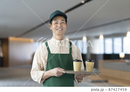 カフェで働くシニアの男性　イメージ　撮影協力「LINK FOREST」 87427459