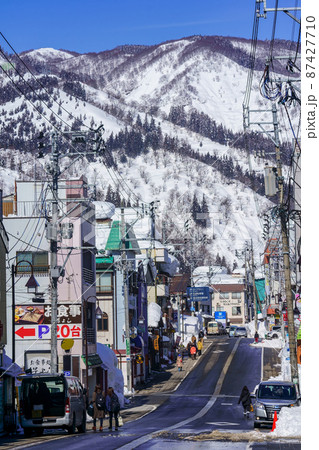 雪山が迫りくるような高低差のある温泉街 87427710