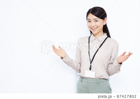 説明をしている30代のビジネスウーマン 87427802
