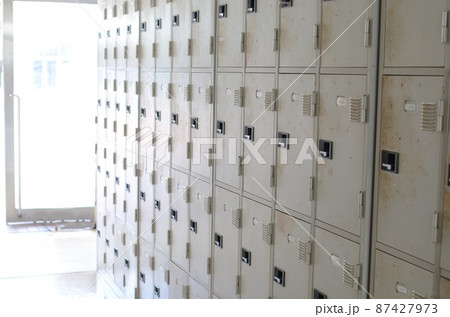 たくさんのロッカーが並んでいます。 たくさんのロッカーが並んでいます。 87427973