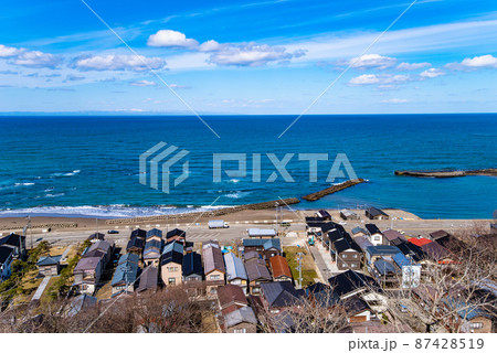 海岸沿いの街・海の街イメージ(撮影・新潟県三島郡出雲崎町) 海岸沿いの街・海の街イメージ(撮影・新潟県三島郡出雲崎町) 87428519