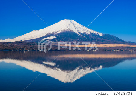山中湖から眺める逆さ富士 冬景 山中湖から眺める逆さ富士 冬景 87428702