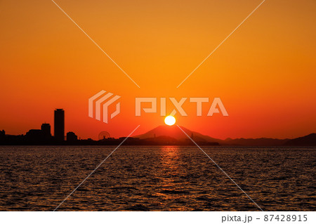 可也山に沈む夕日 87428915
