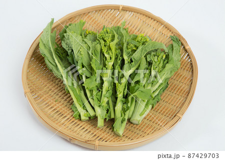ザルに盛られた菜花 87429703
