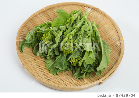ザルに盛られた菜花 87429704
