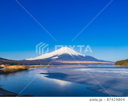 山中湖から眺める冬の富士山 山中湖から眺める冬の富士山 87429804