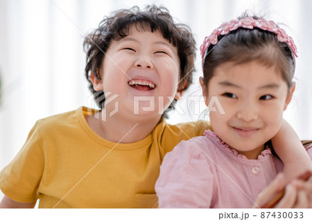 子供 男の子 女の子 87430033
