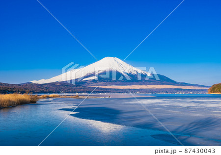 山中湖から眺める冬の富士山 87430043