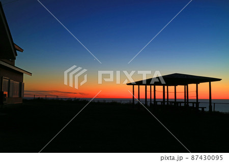 青森県大間越街道から望む日本海の夕焼け 青森県大間越街道から望む日本海の夕焼け 87430095