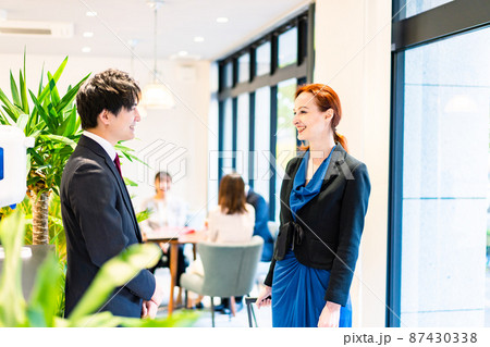 ホテルのチェックインをする海外のお客様 87430338