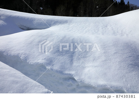 冬晴れの豪雪地の雪の壁 福島県只見町 冬晴れの豪雪地の雪の壁 福島県只見町 87430381