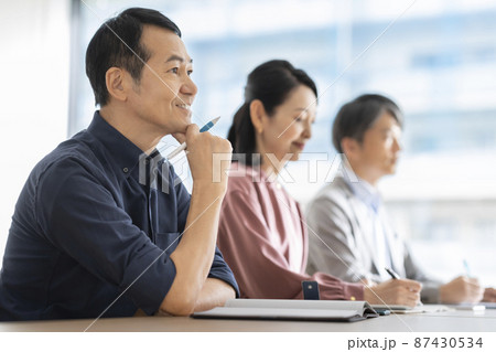 中高年のセミナー聴講者　イメージ　撮影協力「LINK FOREST」 87430534