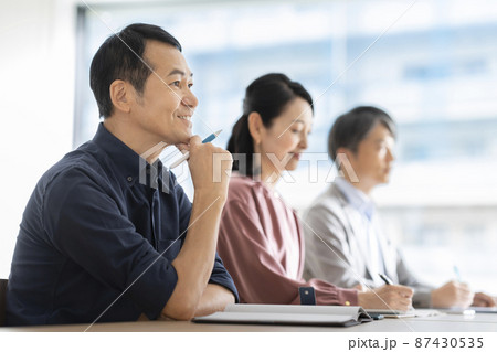 中高年のセミナー聴講者　イメージ　撮影協力「LINK FOREST」 87430535