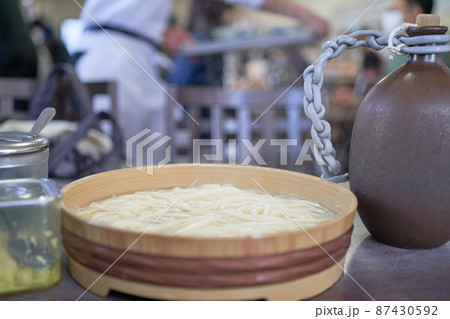 湯気が立つ讃岐の釜揚げうどん 湯気が立つ讃岐の釜揚げうどん 87430592