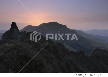 根子岳　夕暮れの天狗峰 87432402