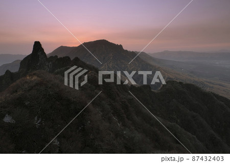 根子岳　夕暮れの天狗峰 87432403