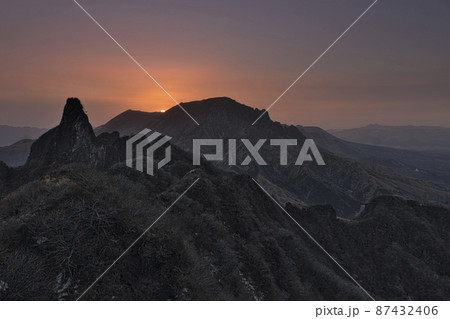 根子岳　夕暮れの天狗峰 87432406