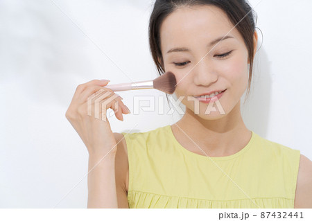 20代女性ポートレート 上半身 20代女性ポートレート 上半身 87432441