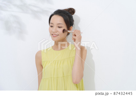 20代女性ポートレート 上半身 20代女性ポートレート 上半身 87432445