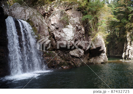 特別名勝三段峡二段滝の景色 87432725