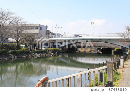 新川にかかる三角橋（手前）と桜橋（奥）東京都江戸川区　 87433010