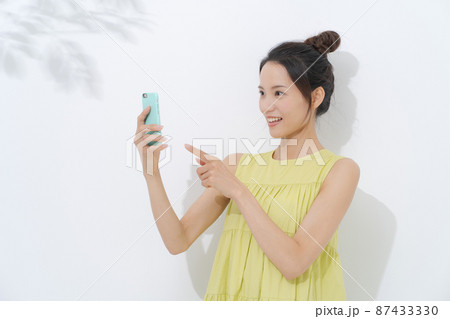 スマホを持つ女性 白背景 スマホを持つ女性 白背景 87433330