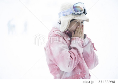 スキー場で寒がる小学生女の子 87433998