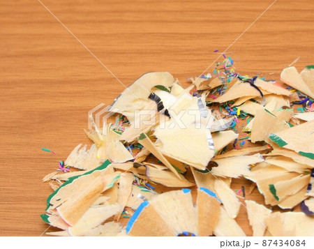 乱雑に置かれた色鉛筆の削りかす 87434084