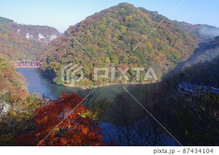 帝釈峡神龍湖湖畔の紅葉の景色 帝釈峡神龍湖湖畔の紅葉の景色 87434104