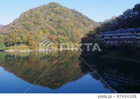 帝釈峡神龍湖湖畔の紅葉の景色 87434108