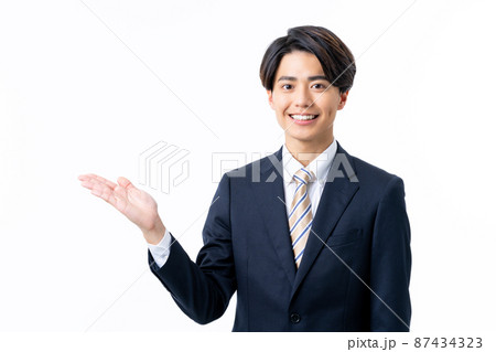 白バックの若い男性のビジネスマン 87434323