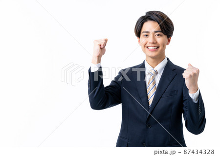 白バックの若い男性のビジネスマン 87434328
