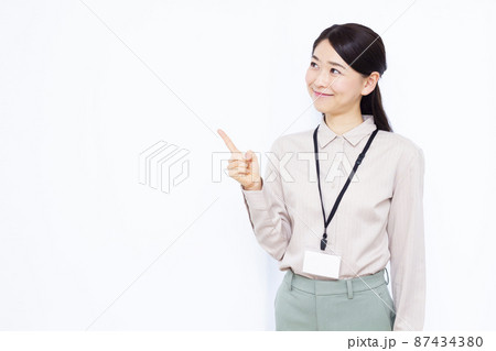 紹介をしている30代のビジネスウーマン 紹介をしている30代のビジネスウーマン 87434380