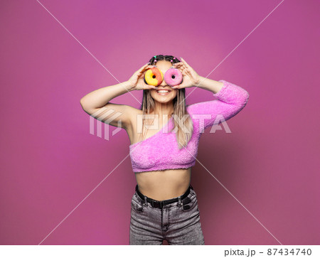 Beauty fashion model woman with colorful sweet donuts 87434740