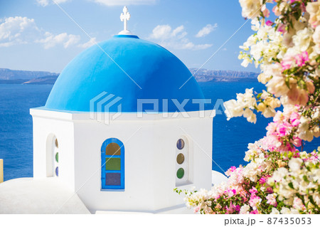 ギリシャ サントリーニ島の青い屋根の教会 ギリシャ サントリーニ島の青い屋根の教会 87435053