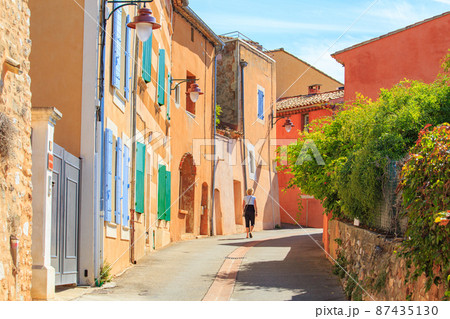 南フランスの美しい村、ルシヨン 87435130