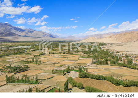 ラダックのゴンパから見下ろす広大な大地 87435134