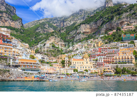 南イタリア　アマルフィ海岸にある町　ポジターノ 87435187