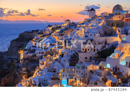 ギリシャ　サントリーニ島の美しい夕焼け 87435194