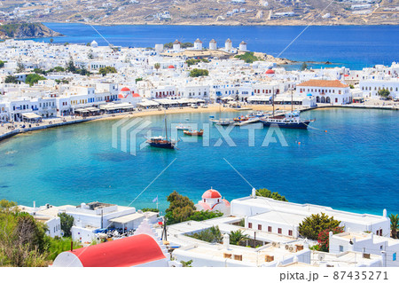 ギリシャ　ミコノス島の美しい町並み 87435271