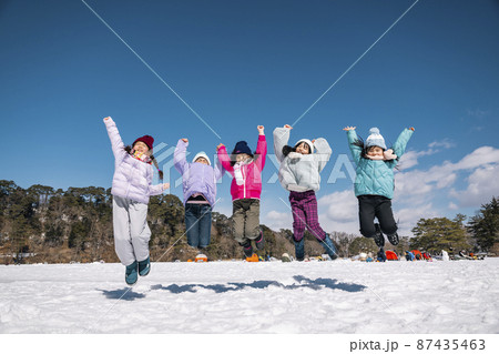 ゲレンデでジャンプするガールズ　グループ 87435463