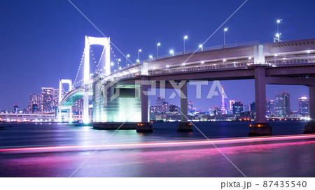 東京都お台場の夜景　レインボーブリッジと東京タワー 87435540