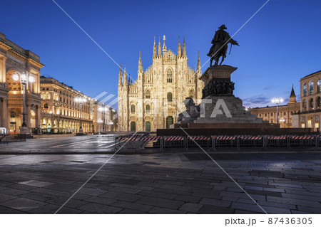 Nice view of Duomo square at blue hour 87436305