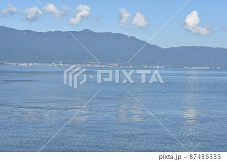 秋の比良山地と琵琶湖と可愛らしい白雲たち 秋の比良山地と琵琶湖と可愛らしい白雲たち 87436333