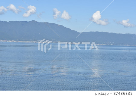 秋の比良山地と琵琶湖と可愛らしい白雲たち 秋の比良山地と琵琶湖と可愛らしい白雲たち 87436335