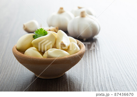 Fresh garlic on wooden table 87436670