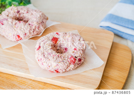 成形したオートミールと豆腐と苺のマフィン 87436805