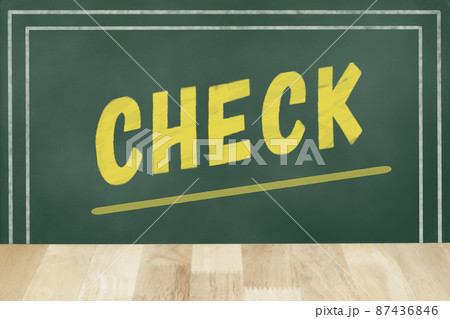 黒板に書かれた「CHECK」の黄色の文字 87436846